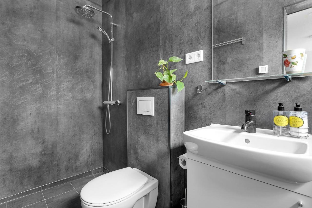 Lovely Studio Apartment With Hot Tub Reykjavík Exteriör bild